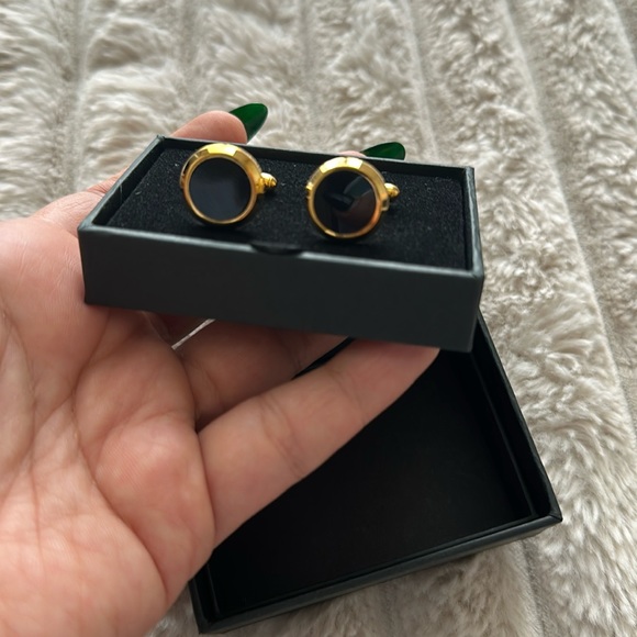 Brand new gold and black cuff links - Picture 2 of 2